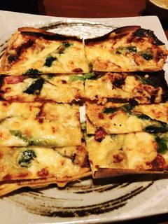 湯葉とよもぎ麩のパリパリピザ風