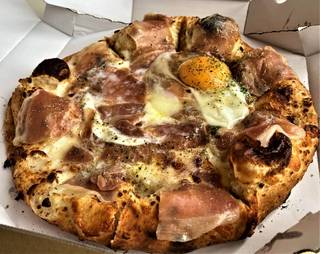 ピザ　生ハムのビスマルク