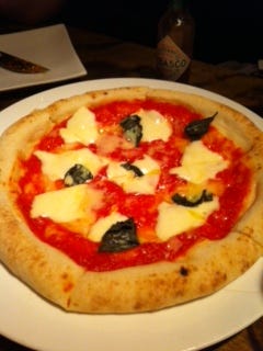 ナポリ風　ピッツァマルゲリータ