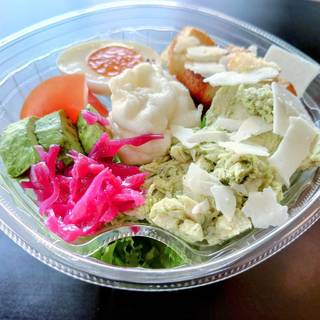 バジルチキンとアボカドのサラダ