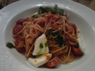 プチトマトとモッツァレラの冷製パスタ