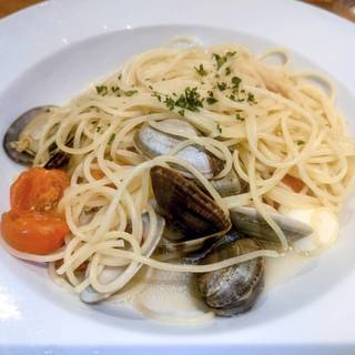 モッツアレラチーズとチェリートマトのボンゴレビアンコ