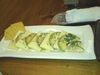 チーズとアボガドのオリーブ仕立て