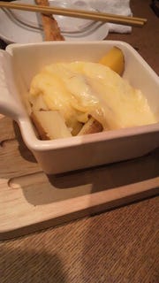 ジャガイモのラクレットチーズがけ