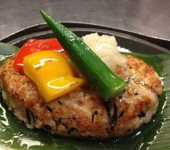 大豆肉と厚揚げで仕上げた　たっぷりお野菜餡でいただく　豆富ハンバーグ　１３５０円（税抜）