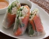 サーモンと蒸し鶏と野菜の生春巻