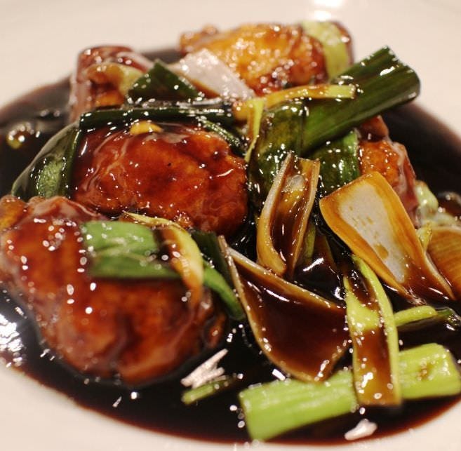【うずまき】時代からの名物『酢豚』。和の旬食材を中華に。季節感を重視。