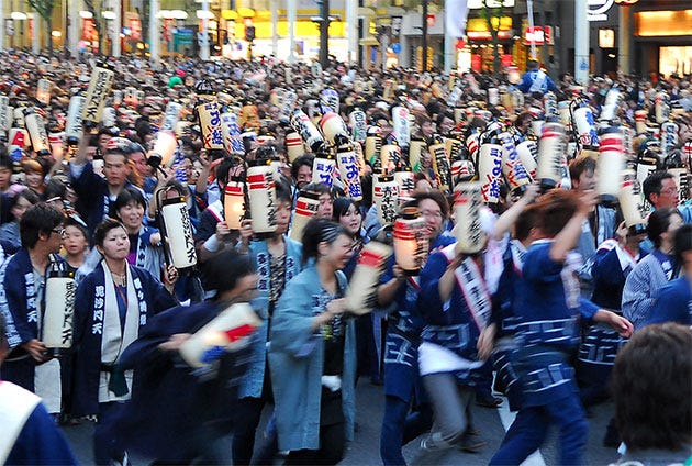 ラッパを吹きながら掛け声と共に練り歩き