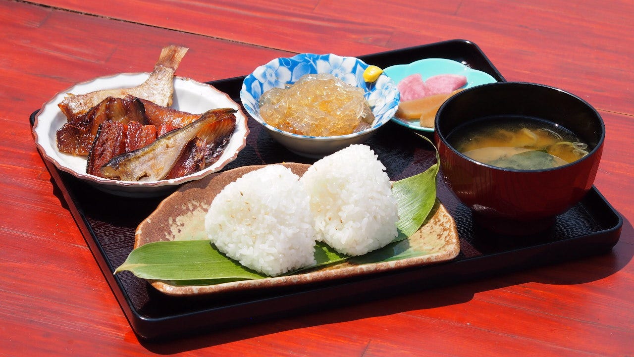 笹川流れ地魚処天ぴ屋 海カフェ 地図 写真 村上 関川 おにぎり ぐるなび