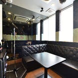 【ステージ付でライブハウス気分を味わえる個室】
ライブルーム