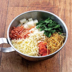 口いっぱいに広がる鶏白湯の旨みが特徴の「鶏白湯もんじゃ」