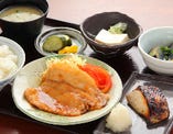 生姜焼（又はメンチ）と魚