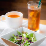 ランチ限定のスープ（ミネストローネ）とサラダのセットは100円という驚異のコスパ！