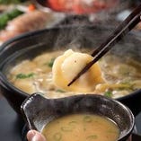 地鶏の濃厚スープで食べる【炊き餃子鍋】、〆のラーメンもぜひ！