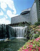 天婦羅 ほり川 ホテルニューオータニ店_池泉廻遊式の日本庭園です。