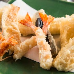 旬の食材を活かした天ぷら。その時の仕入れによって変わります。
