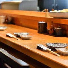 カウンターで揚げたての天ぷらをお楽しみください。