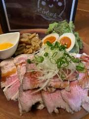低温調理したジューシーなレア焼豚です!!