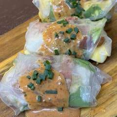 ボリューム満点なサラダ生春巻きです!!ソースでやみつきに!!
