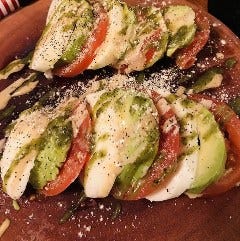 ボリューム満点！特製バジルソースが最高にマッチします!!