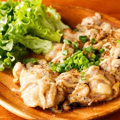 国産若鶏の柔らかくジューシーな一品です!!バジルチーズのコラボ