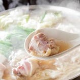 【名古屋コーチン鍋】
旨味たっぷりのスープがたまらない！
