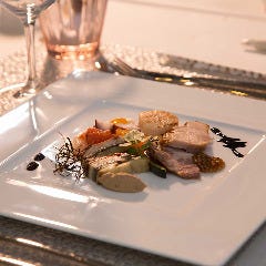 上質で趣向を凝らした料理を心行くまでお愉しみください