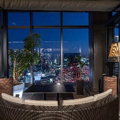 広々とした、大きな窓が一段と開放的な気分にさせる屋内ホール