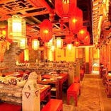 100年前の四川の店をイメージした店内は朱赤で彩られ豪華絢爛◎
