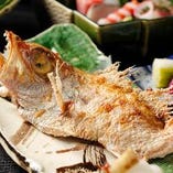 日本海を中心とした産地より直送される朝獲れ鮮魚を使用。熟練した職人が素材本来の味を引き出します。