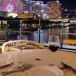 横浜の夜景を見ながらディナーをお楽しみいただけます