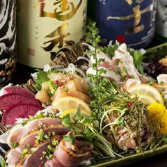当店ならではの地鶏料理や九州名物を揃えております。