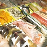 ネタケースには全国から取り寄せた旬の鮮魚がぎっしりと