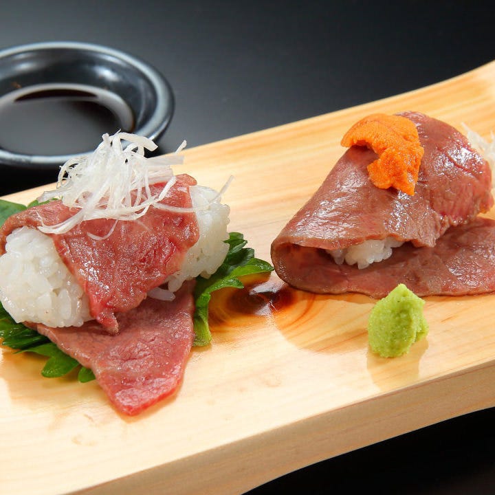 日本酒と相性抜群のにく寿司は、黒毛和牛A5ランクを使用！