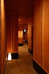 和風建築にこだわり京都の設計士と大工が手がけた店内