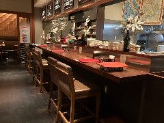 カウンター席ではオーナーシェフとの会話も弾みます