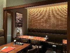 店内奥のお席は最大10名様まで同じ空間でのお食事が可能