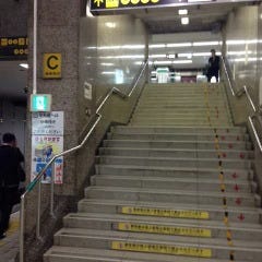 地下鉄御堂筋線「本町」駅3・4・5・6番出口の階段を上がっていきます。