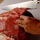 経験豊かなシェフの華麗なナイフ捌きで肉を調理します