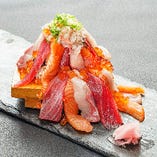 北海こぼれ寿司／かっぱ巻の上に鮮魚がてんこ盛り！