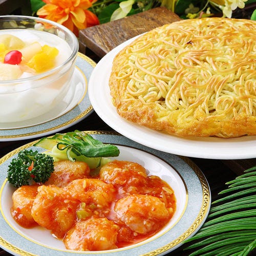 色とりどりの料理が並ぶ梅蘭 センター北店のランチ名物梅蘭焼きそば付きセット