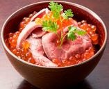 〆のご飯も肉！いくらの醤油漬けとローストビーフの贅沢丼！