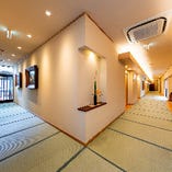 全館畳敷きバリアフリーの店内