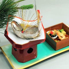 祝い焼き鯛〜いけすの鮮魚刺身〜肉料理～赤飯でハレの日を慶ぶ　お祝い会席「ことぶき」