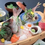いけすを泳ぐ活鯛の豪華舟盛りと地産地消の逸品『活魚会席』　お祝いに最適です
