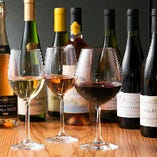 鮨とワインのマリアージュを愉しんで欲しいと、特に仕入れにこだわったワインのポイントは風味。鮨の旨味を相乗させる銘柄を厳選。