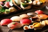 季節のうつろいを堪能できる江戸前鮨のコースをご用意。