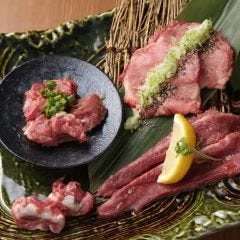 キンキン麦酒とプリッと小腸 近江牛畜産すだく 