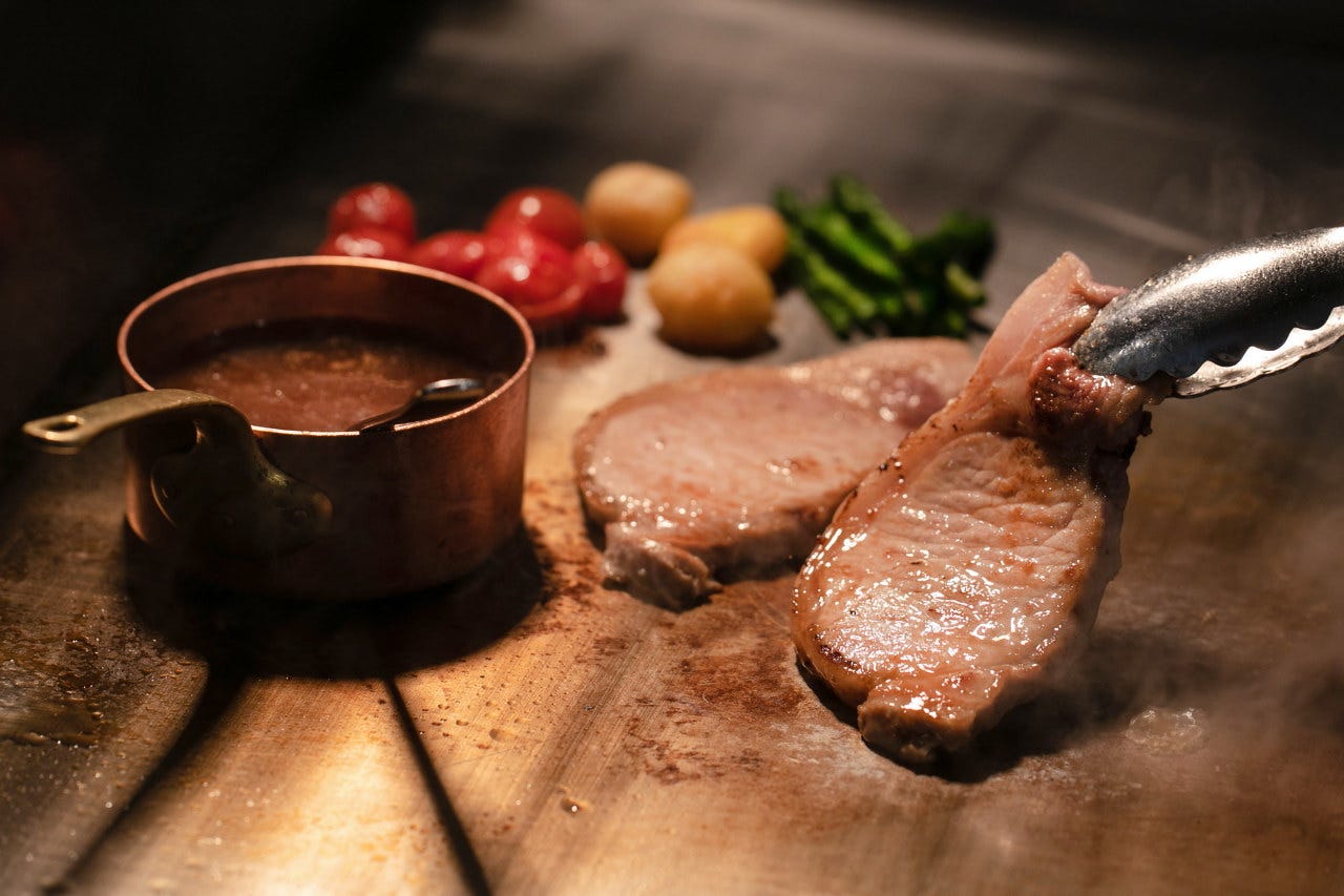 ランチ実演一例「豚肉の鉄板焼きステーキ」（写真はイメージ）
