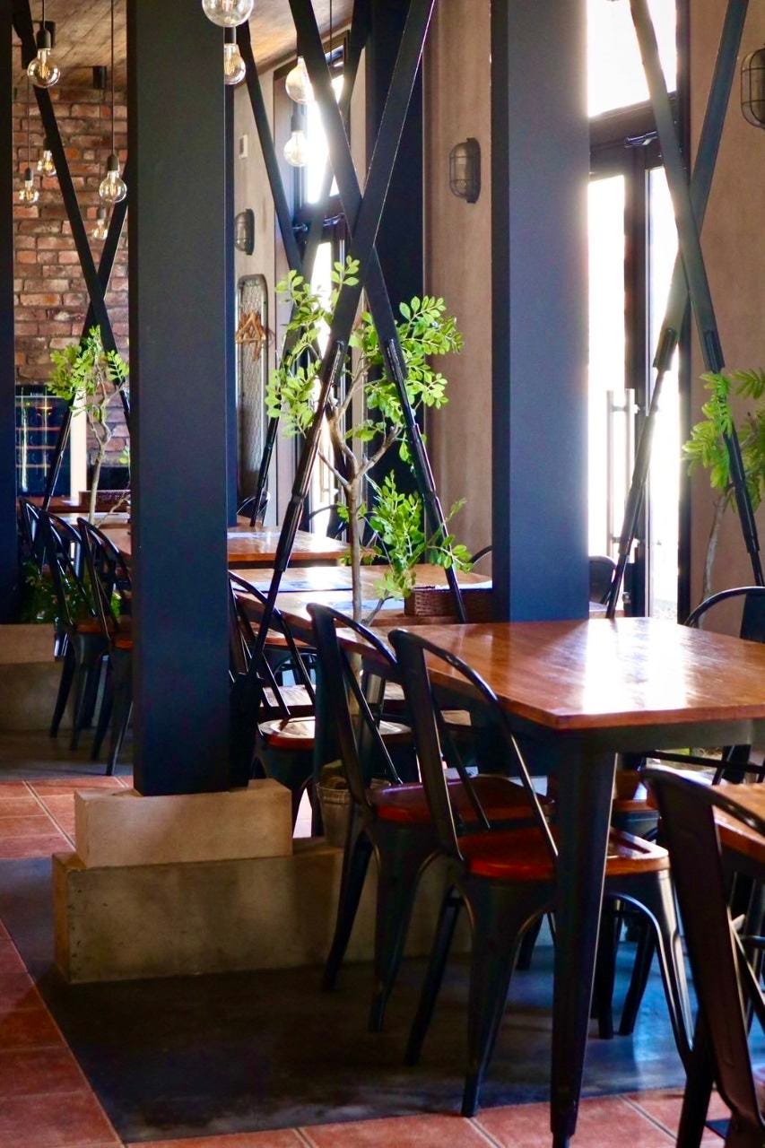 アースカラーの落ち着いた雰囲気の店内